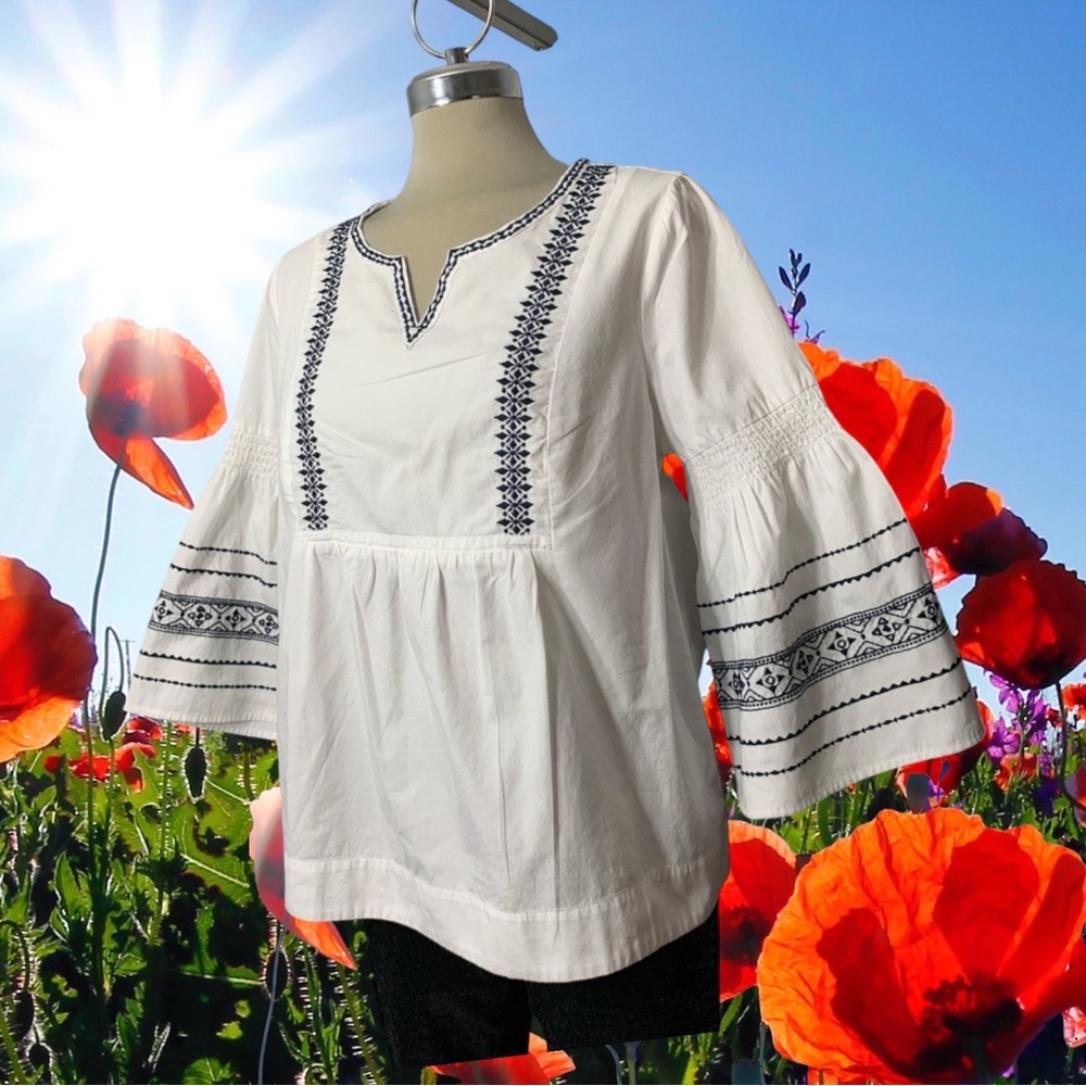 CROWN & IVY  Gorgeous and Elegant White Embroidery Bell Blouse  Size M